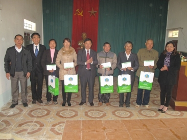  Thăm, tặng quà hội viên nông dân nghèo