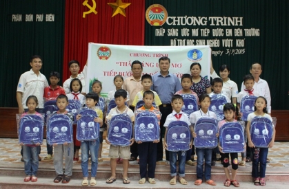  ​Tặng 200 chiếc cặp sách cho học sinh nghèo vượt khó